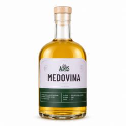 Agnes Medovina – 500ml — lahev na bílém pozadí
